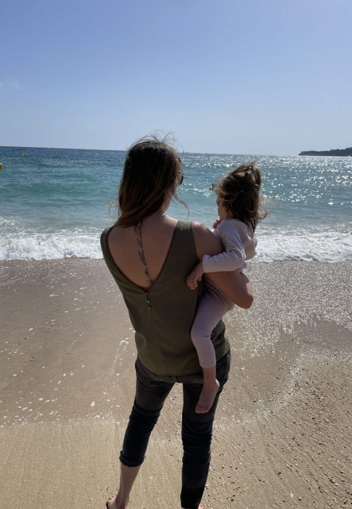 femme et enfant face à la mer, pour profiter des bienfaits de l’iode marin