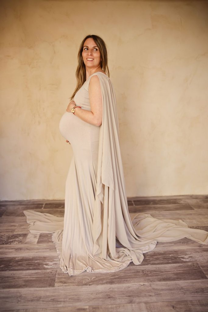 Accompagnement en naturopathie pendant la grossesse illustré par une future maman enceinte